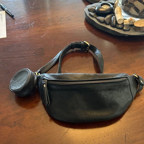 Elegant Black Leather Crossbody Sling Bag - Picture 1 of 6